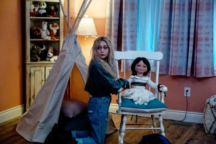 Alyvia Alyn Lind as Lexy Cross