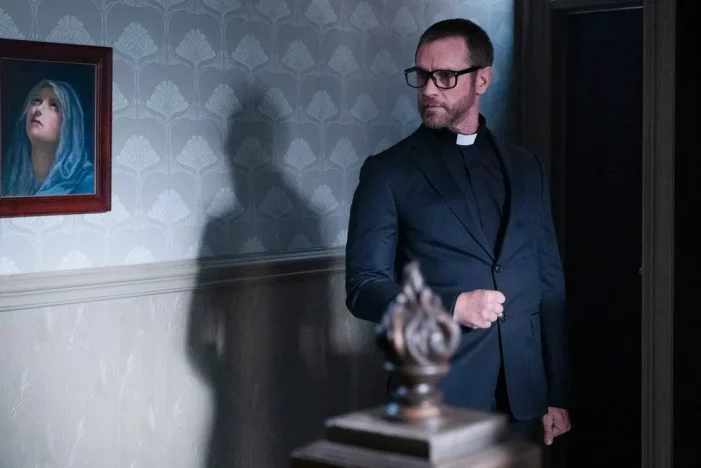 S02E02 – Devon Sawa as Father Bryce