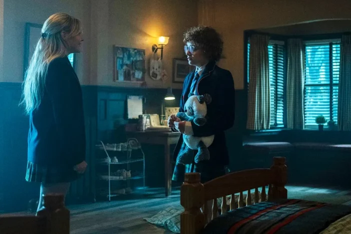 S02E05 – Alyvia Alyn Lind as Lexy Cross, Bella Higginbotham as Nadine