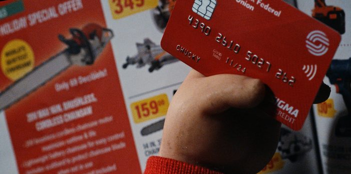 S02E08 – Chucky Credit Card